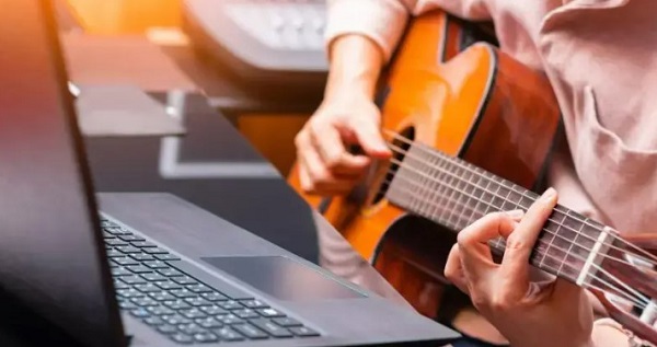 học guitar có khó không
