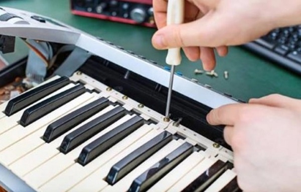 cách khắc phụ phím đàn piano điện bị dính