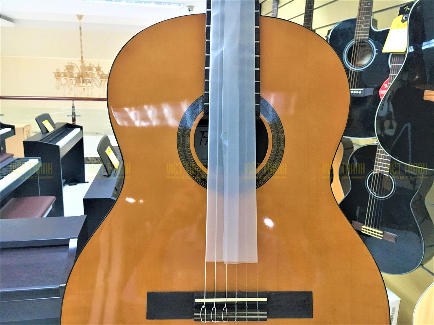 đàn guitar Cordoba C1 sở hữu một màu vàng tự nhiên