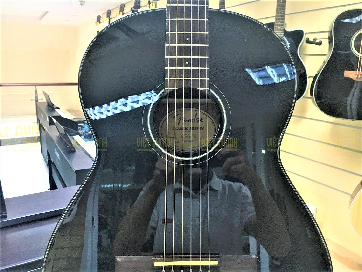 Mặt trước đàn Fender CN60S BLK được làm từ gỗ vân sam