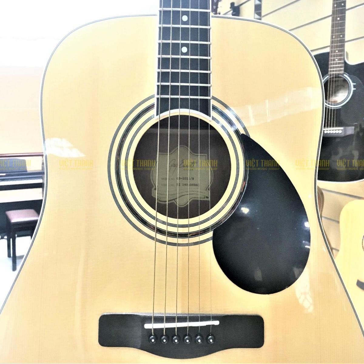 Samick GD 101S NAT có chất liệu gỗ Sitka mang đến độ vang tốt