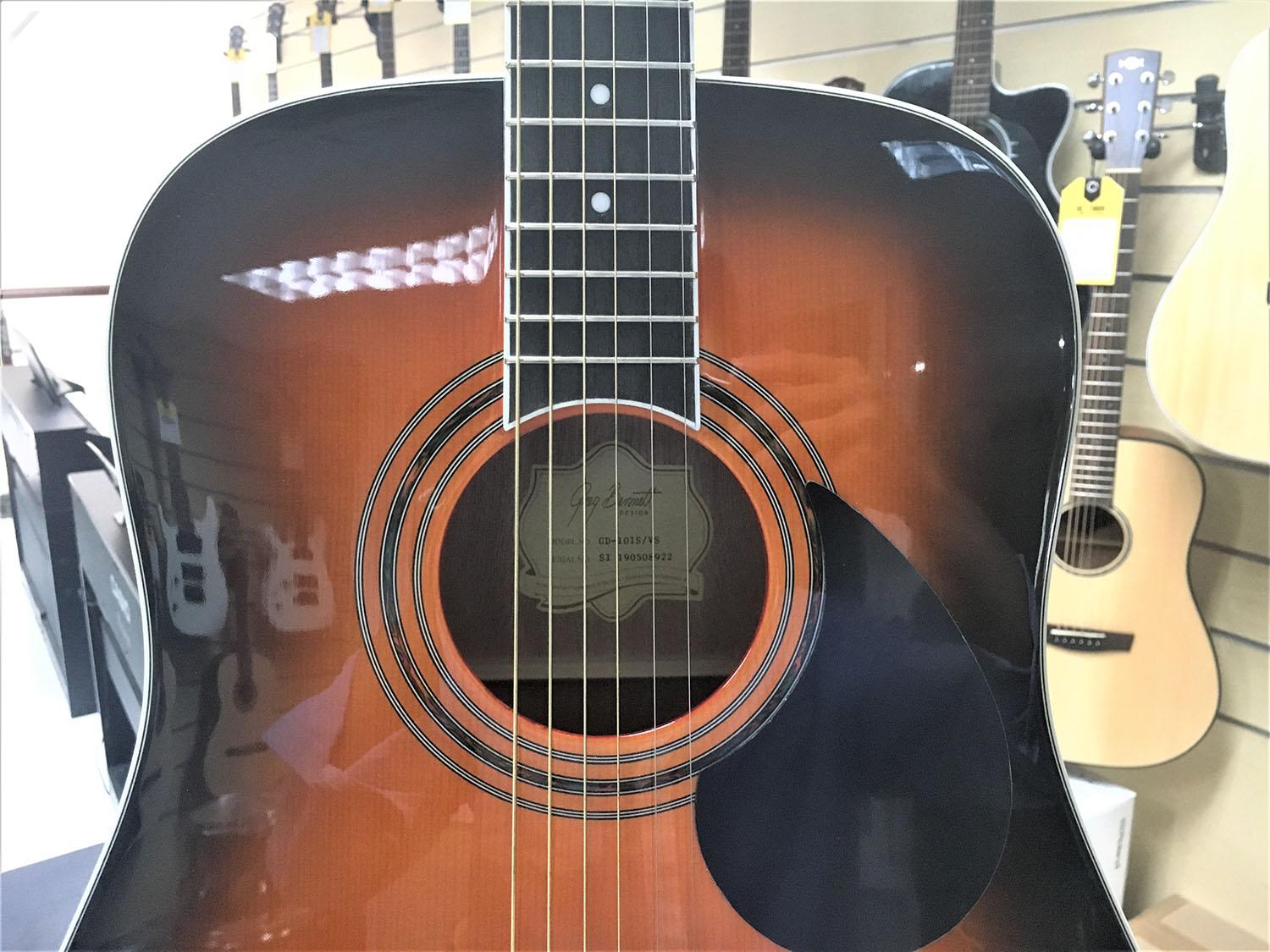 Samick GD101S/VS được làm bằng chất liệu gỗ vân sam Sitka cao cấp