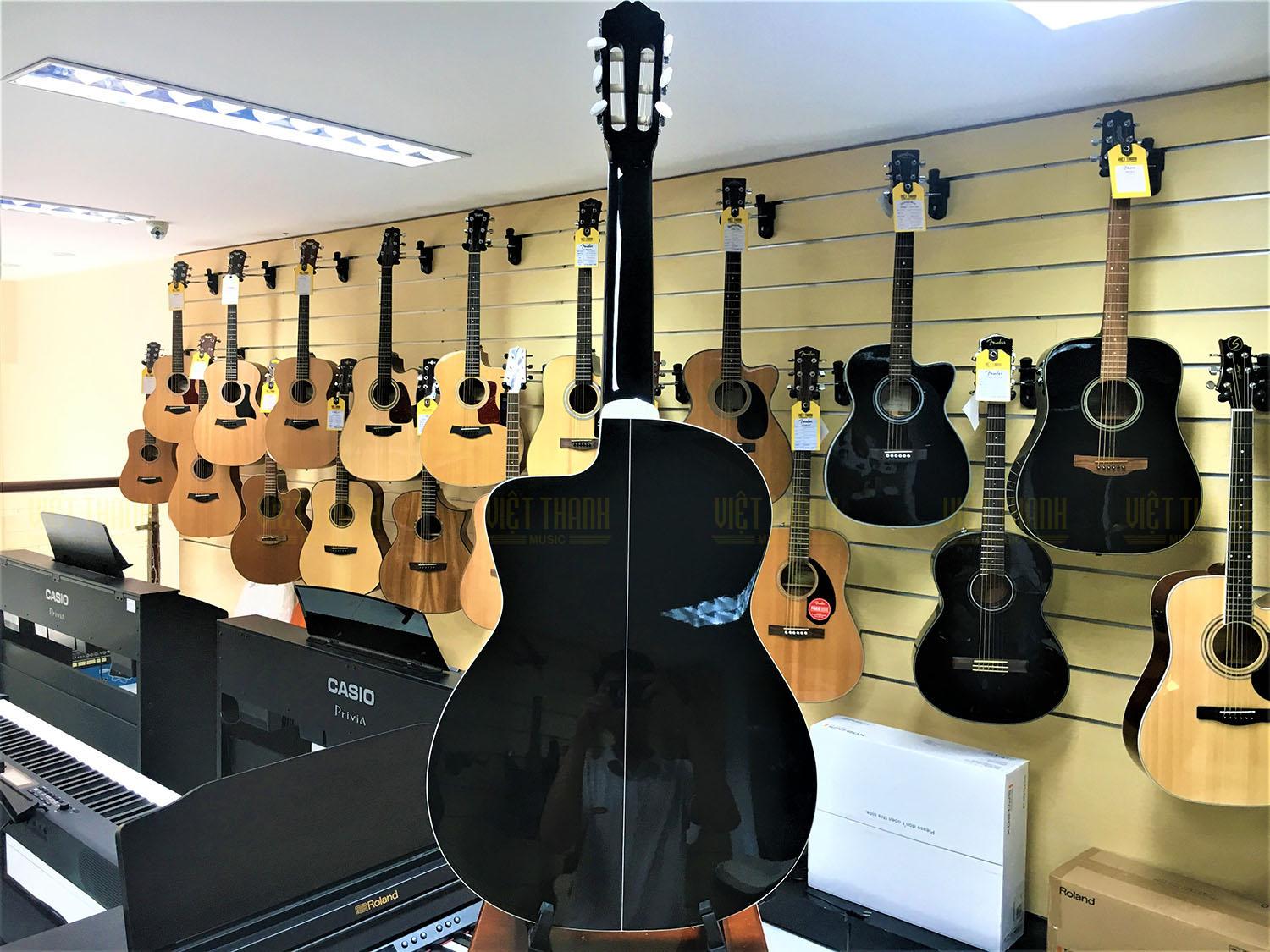 Đàn guitar Takamine GC1CE BLK thiết kế dáng khuyết