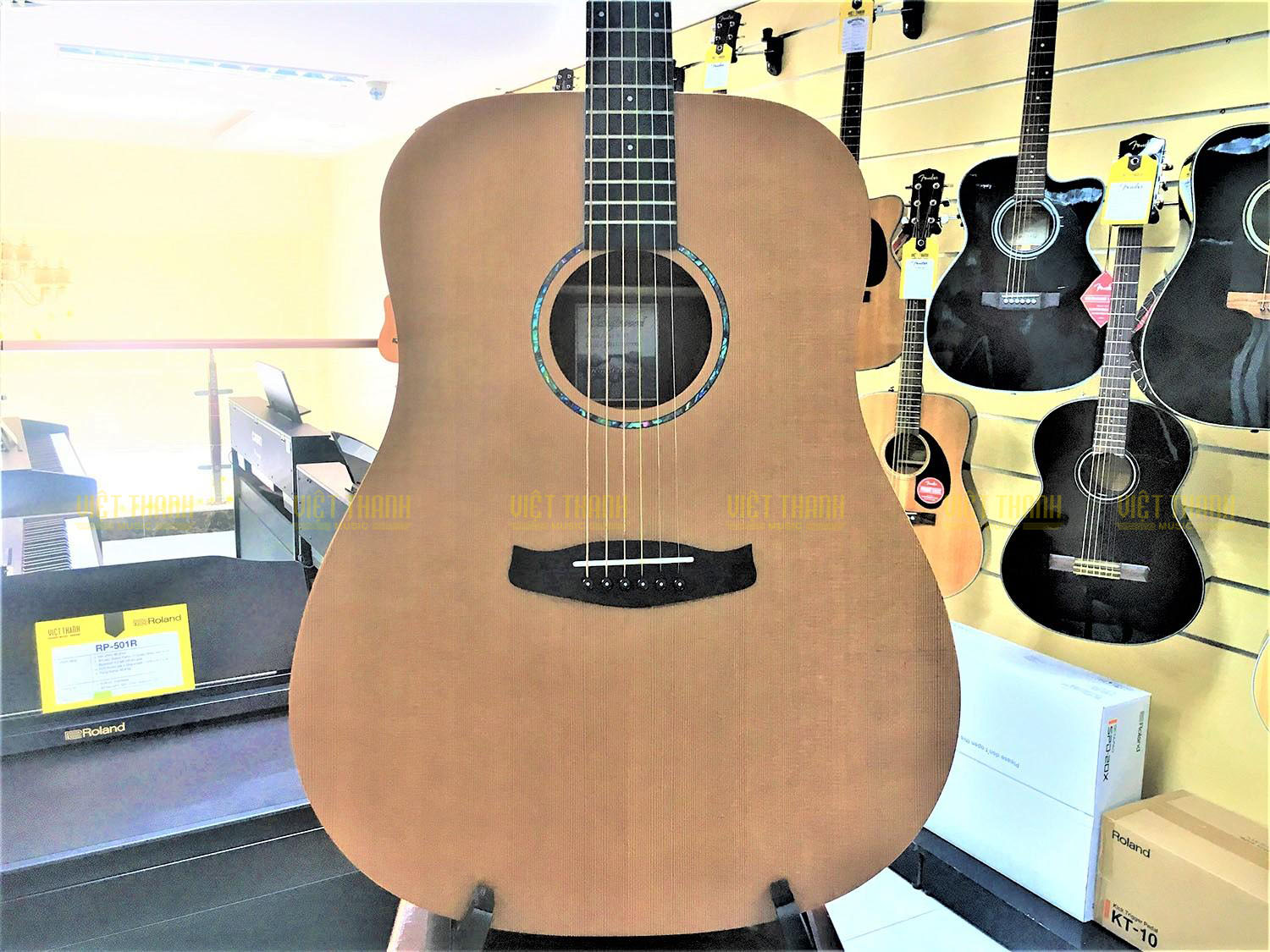 TWR D II sở hữu dáng đàn Dreadnought truyền thống