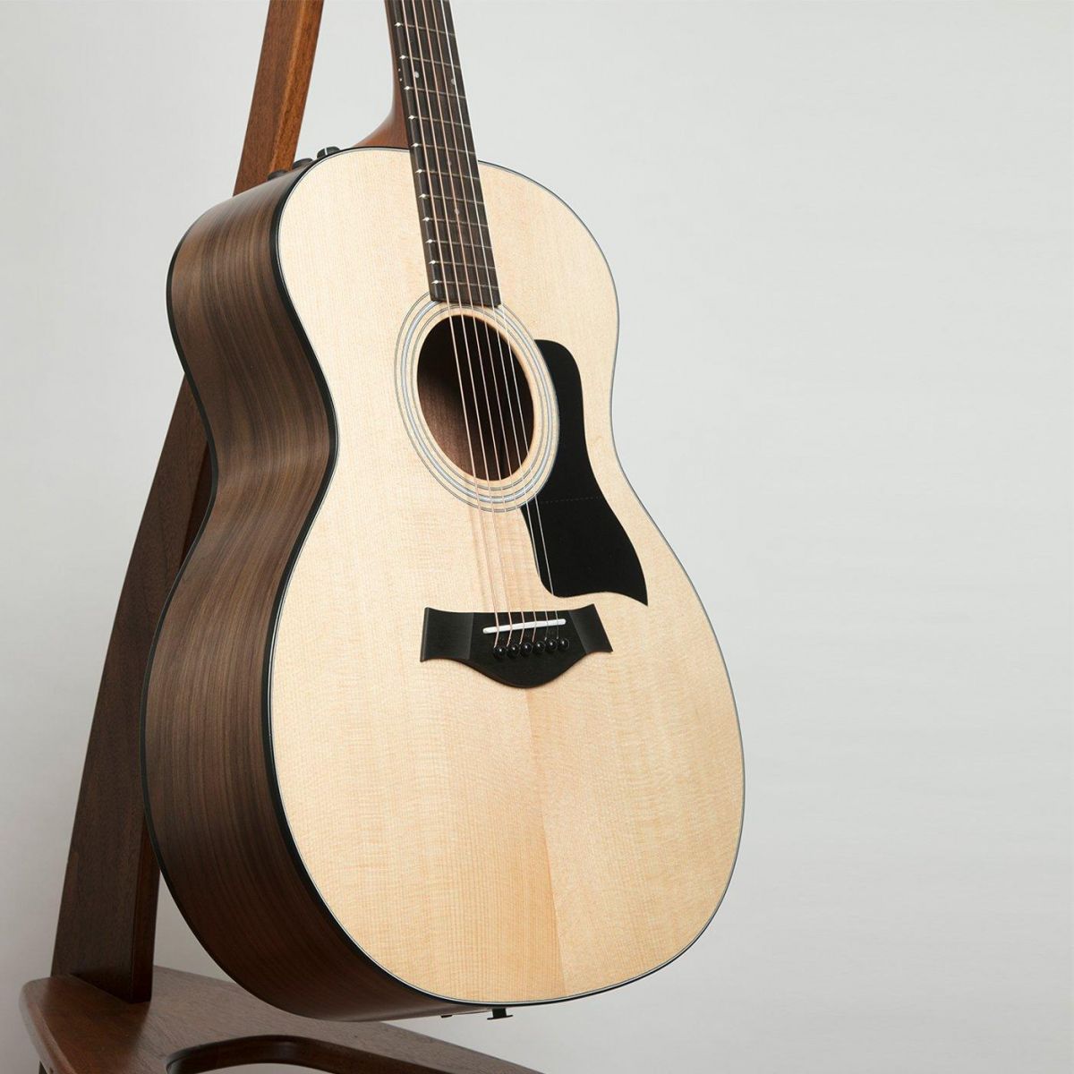 Đàn guitar Taylor 114E sở hữu dáng đàn Grand Auditorium