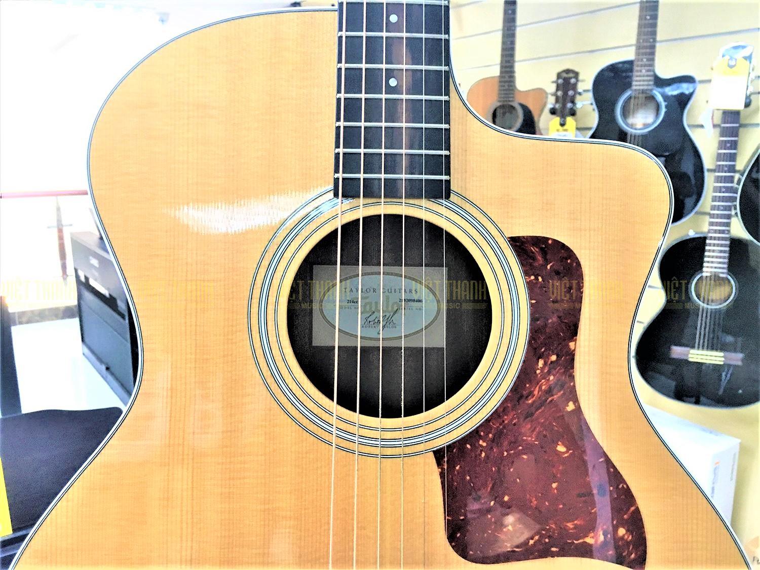 Toàn bộ các mặt đàn Taylor 214CE được làm từ 100% gỗ tự nhiên