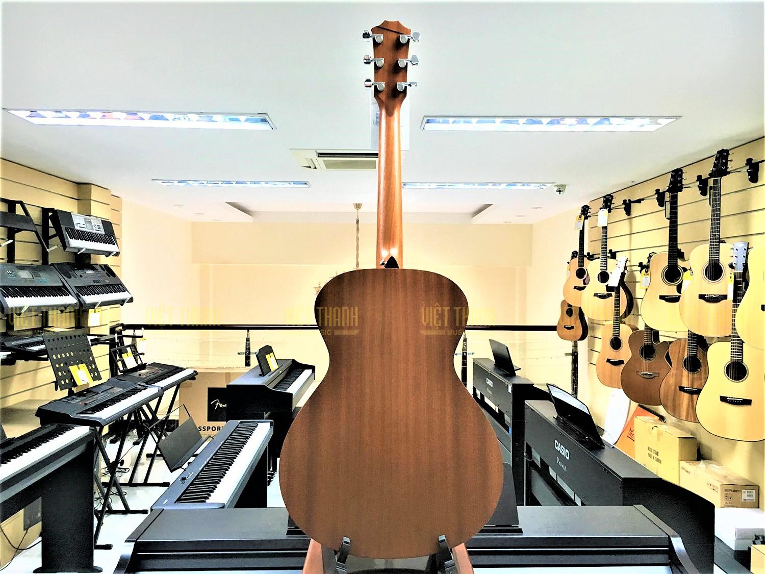 Mặt sau và hông đàn A12 bằng gỗ Sapele