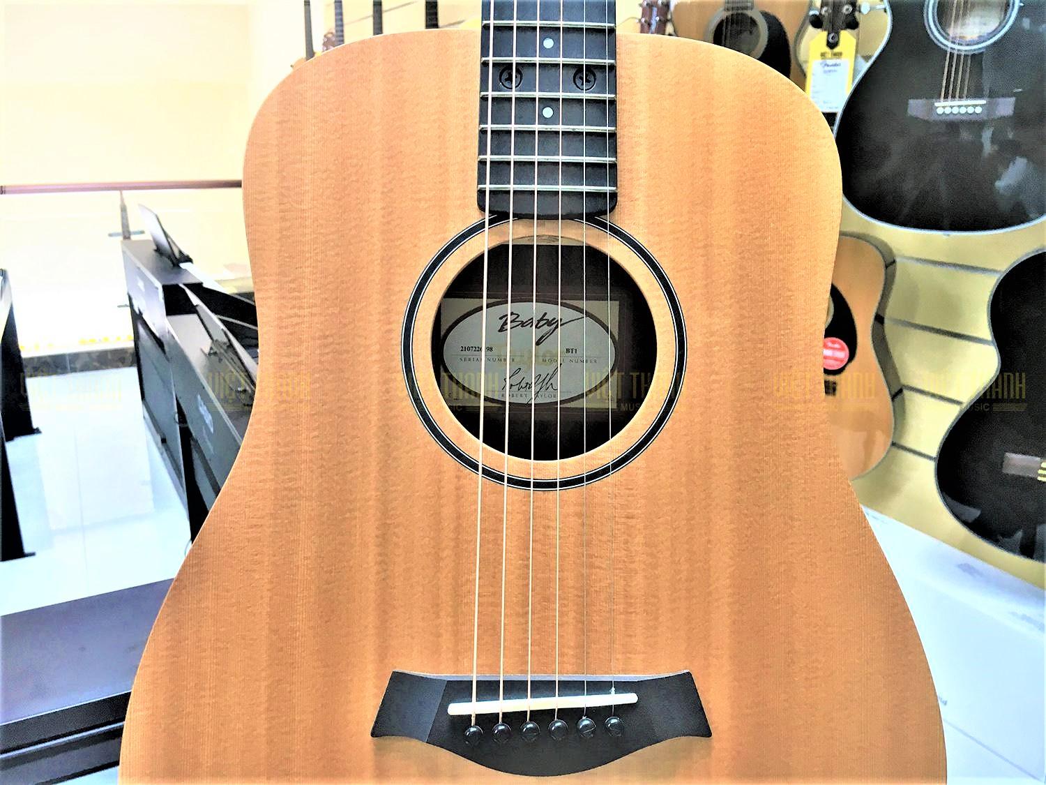 Đàn guitar Taylor BT1 mặt trước chất liệu gỗ vân sam