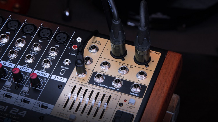Mixer Tascam Model 24