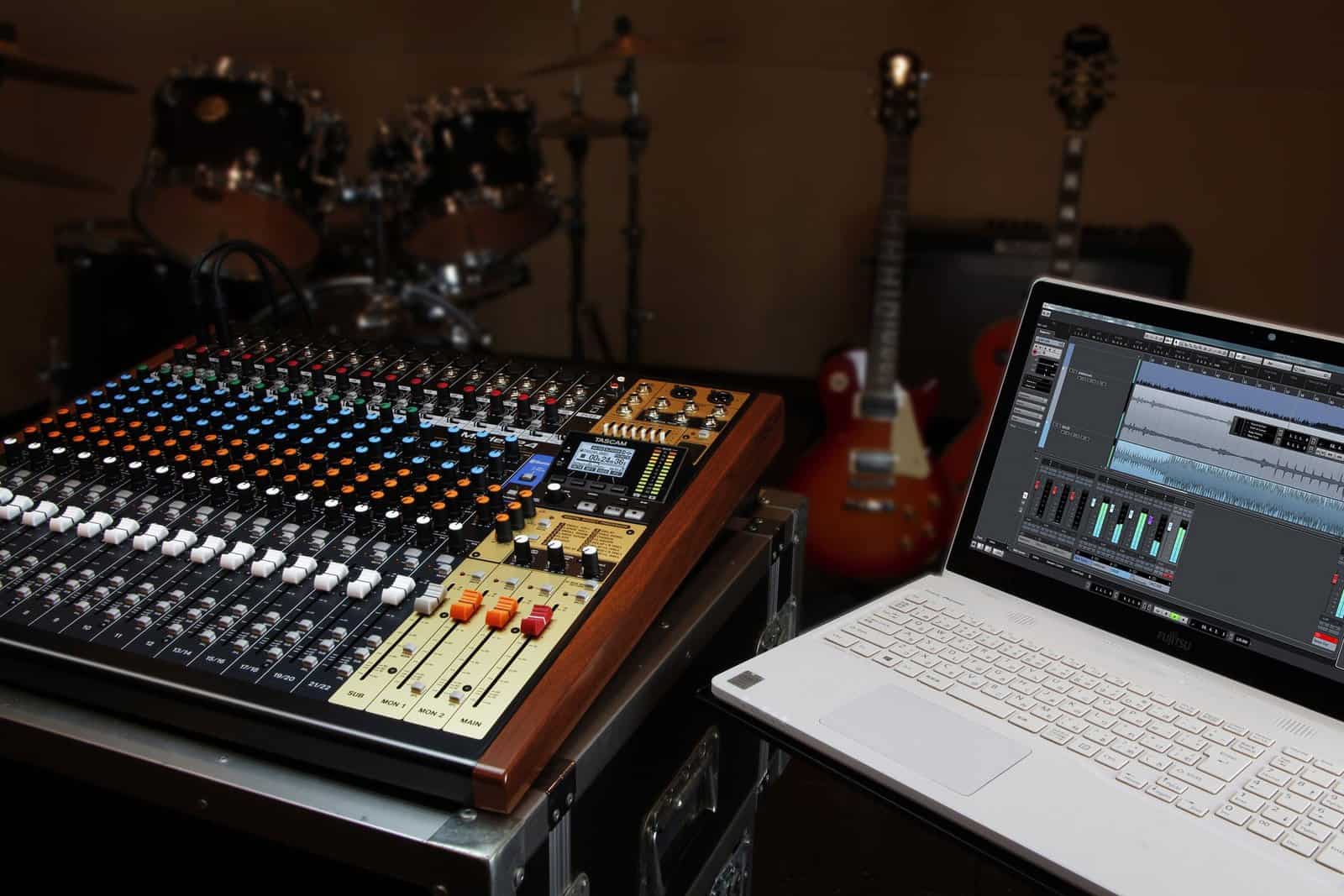 Mixer Tascam Model 24