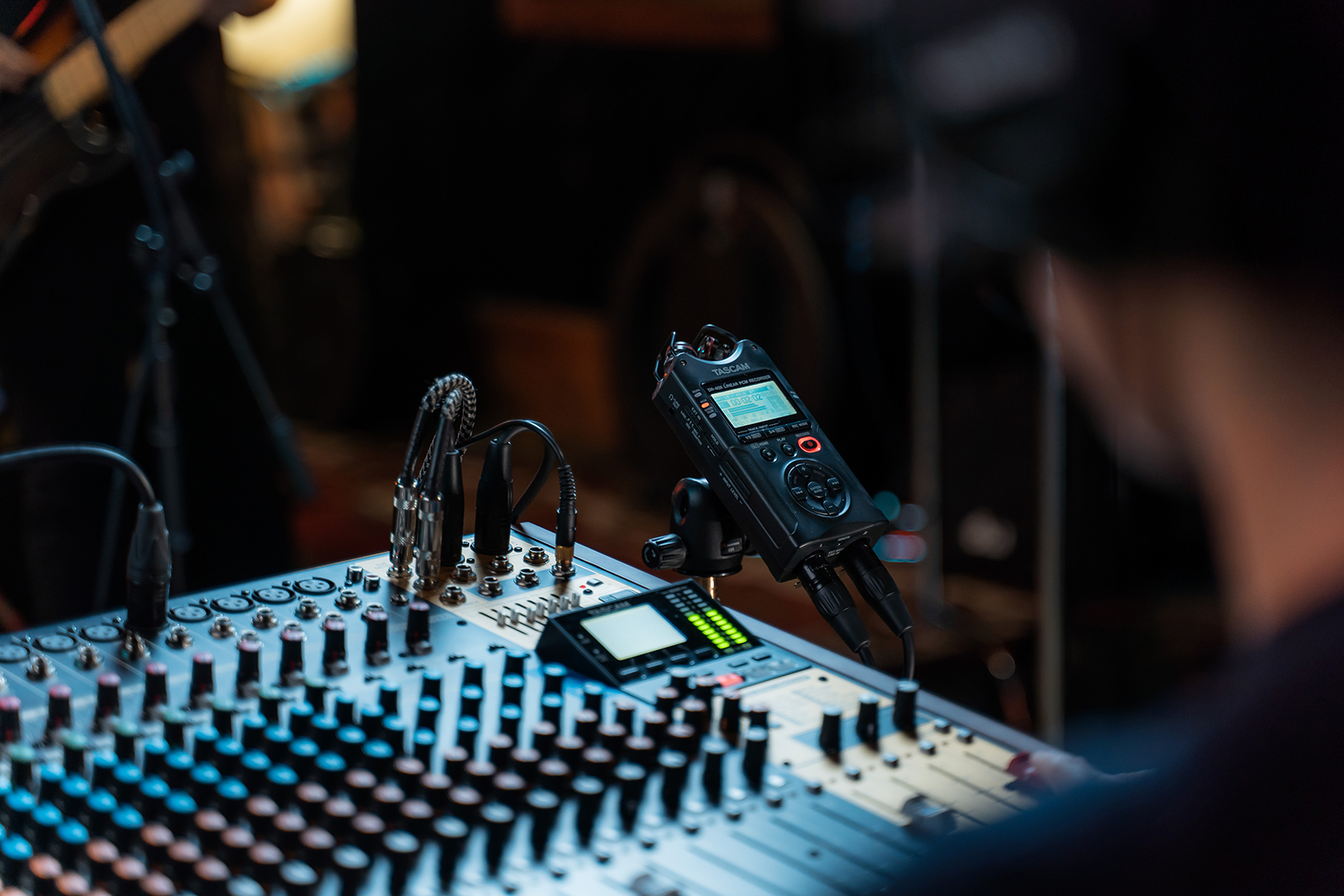 May ghi âm Tascam DR-40x
