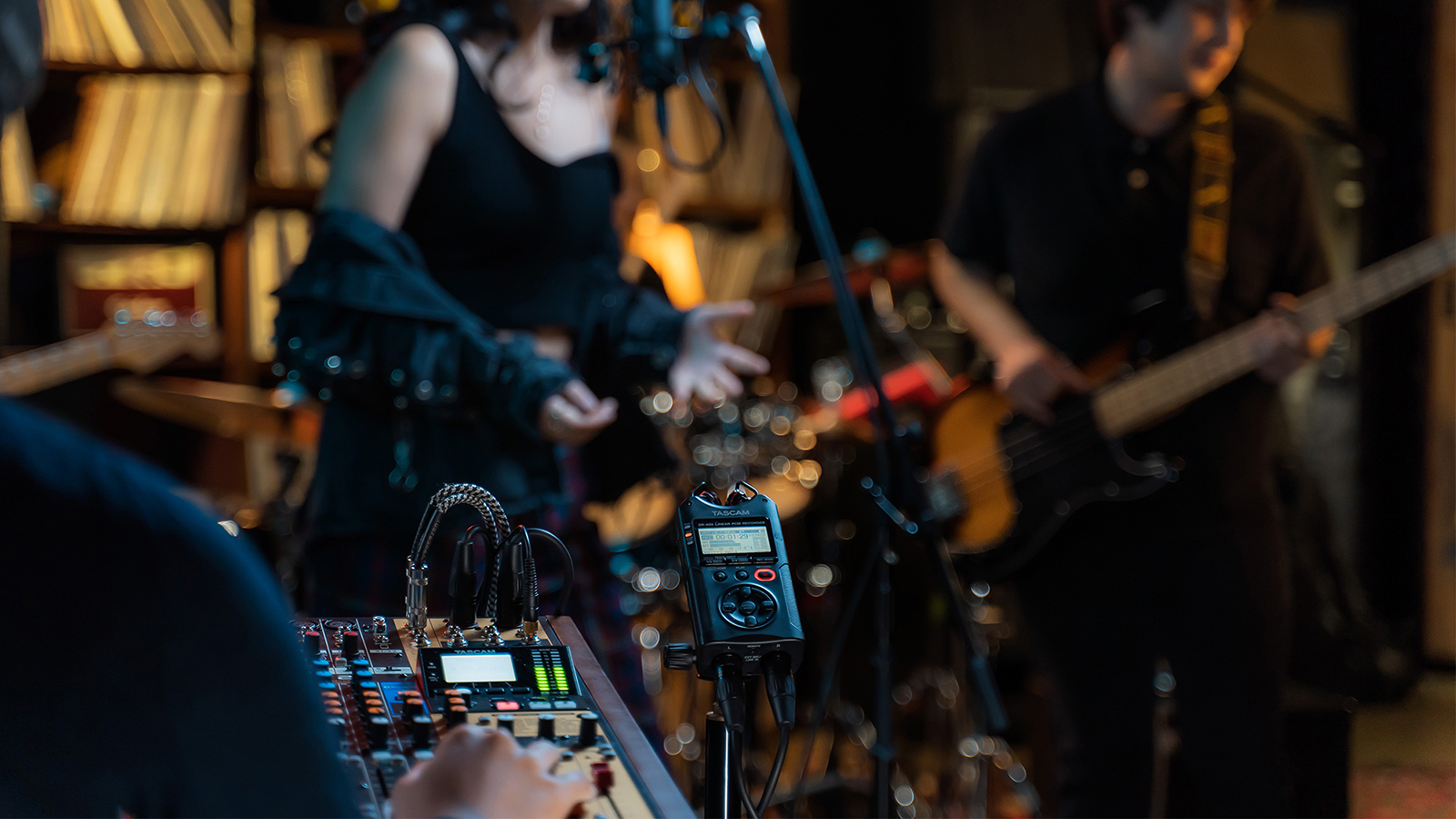 May ghi âm Tascam DR-40x