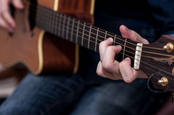 Cách tự học đàn guitar