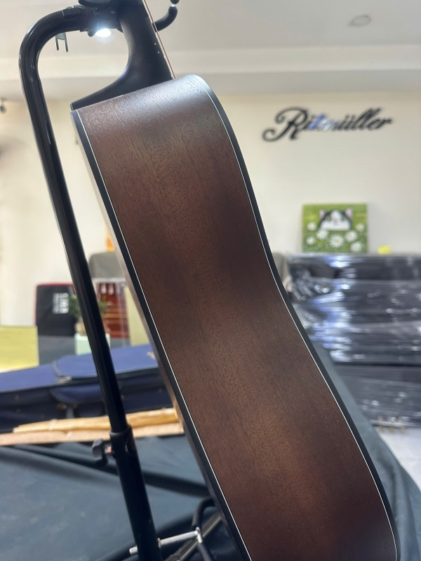Đàn guitar Saga SF600C