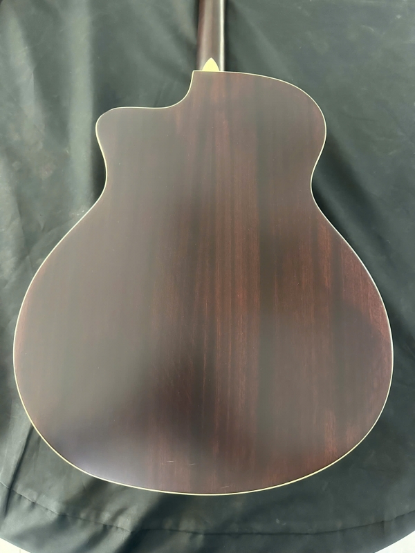 Đàn guitar Saga SF700GC