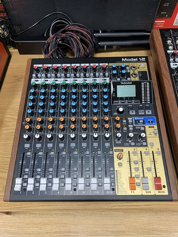 Mixer Tascam Model 12
