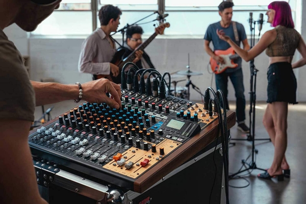 Mixer Tascam Model 16