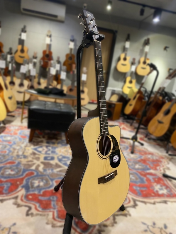 Đàn guitar Saga SF600GC